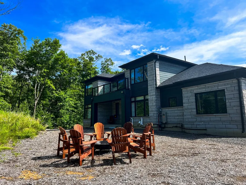 Luxe Muskoka retreat for 8, hot tub sauna fire pit - Image 1