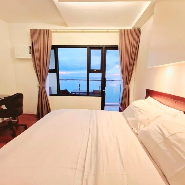 StayLuxia Manilabayview King 1BR 1BA Junior Suite w/ Balcony, Pool, Netflix - Image 1