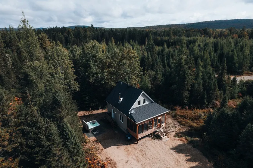 Forest & Lake Chalet • Spa • Very large bed - Image 1