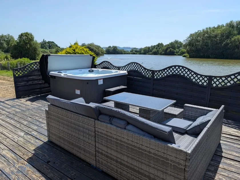 Lakefront Lodge with Hot Tub - Aylesbury Lodge - Image 1