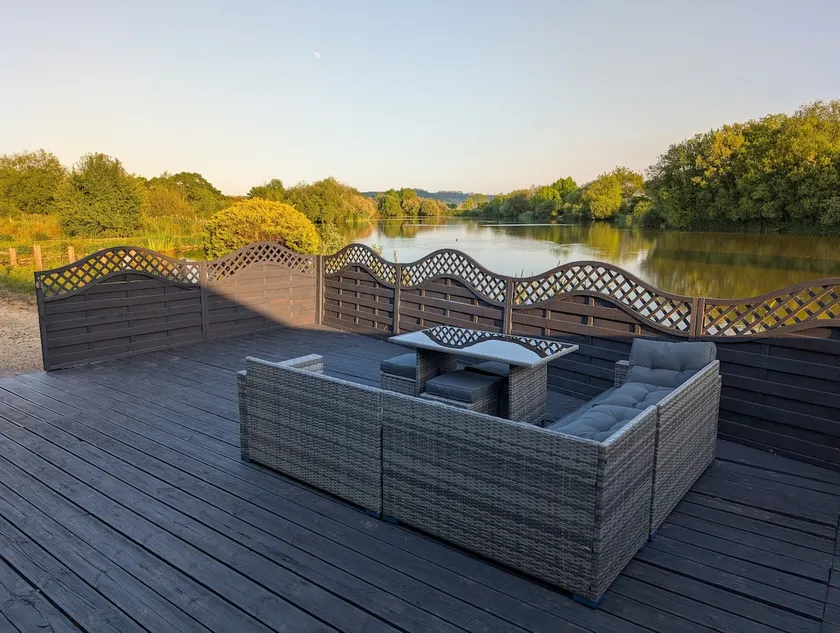 Lakefront Luxurious Lodge - Aylesbury Lodge - Image 1