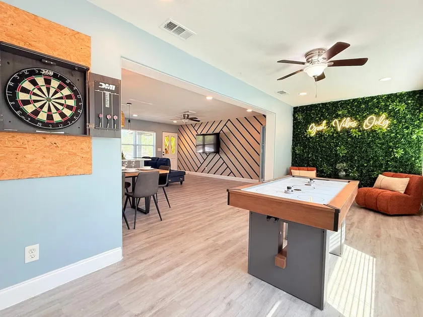 Game room fun | Family stays | Near theme parks - Image 1