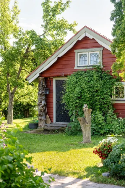 Charming valley cottage with lake view - Image 1