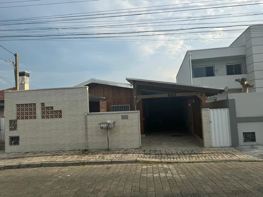Beach house / Airport - Image 1