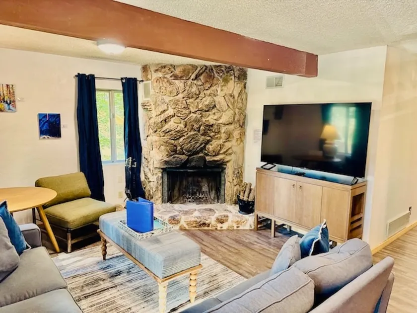 Home in Yosemite-Brookside Cottage-Sleeps 10 - Image 1