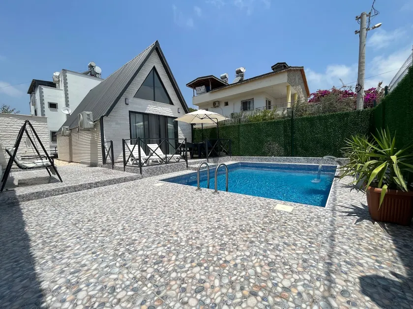 Detached Bungalow with Private Heated Pool - Image 1