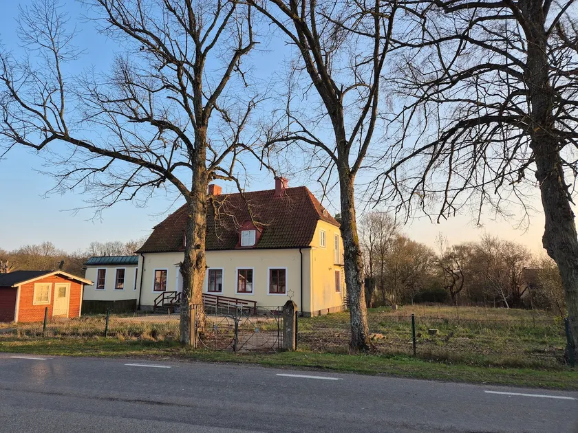 Stay in the countryside near trains & castles - Image 1