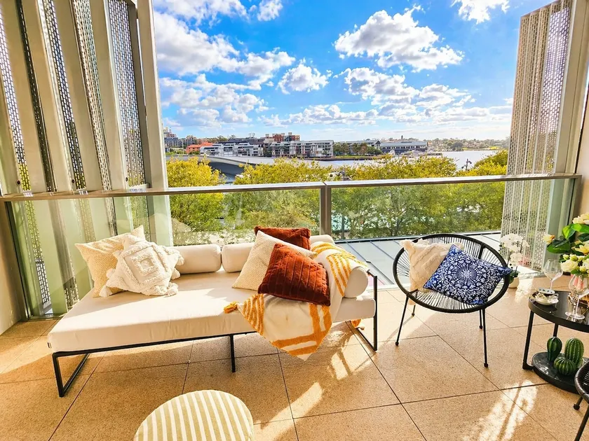 Absolute Waterfront Retreat in Barangaroo! - Image 1