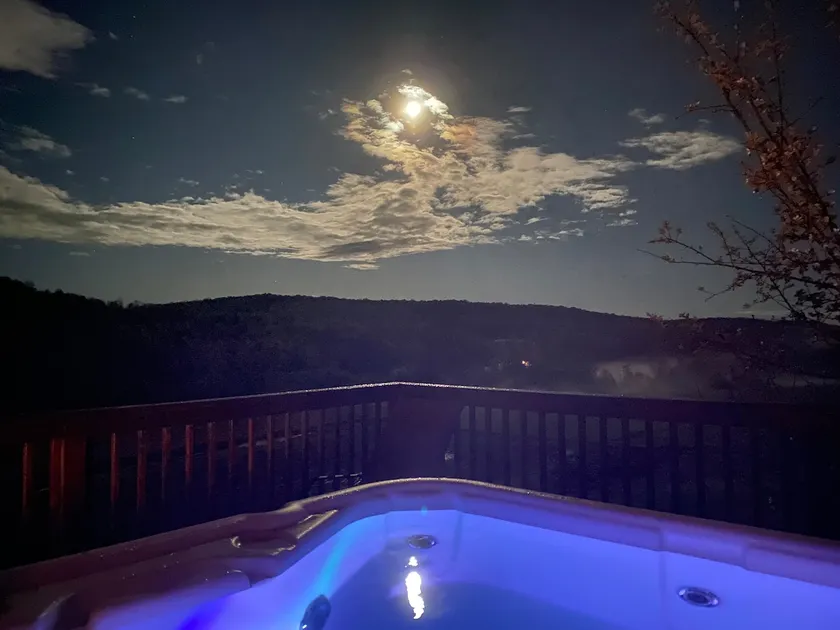 Old Country Farmhouse 150 Acre View With Hot Tub - Image 1