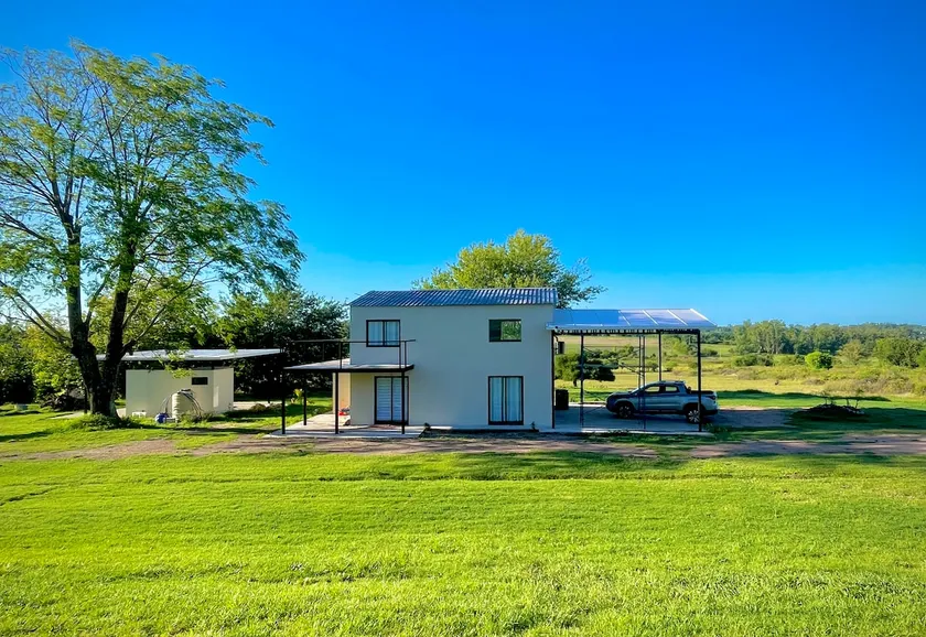 Country cottage in the city - Image 1