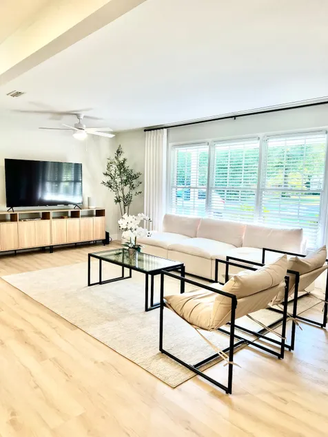 Designer Home Near EVERYTHlNG! - Image 1