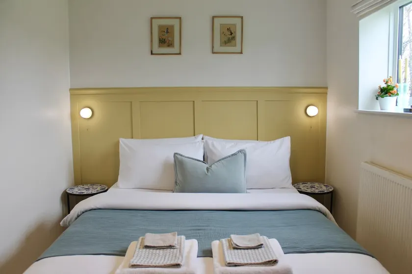 Modern Country Cottage Stay - Image 1