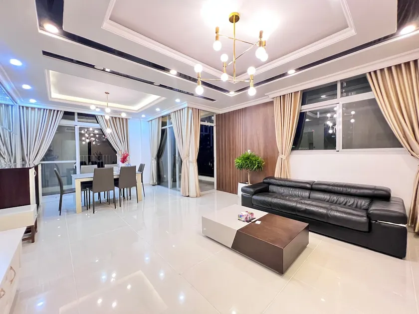 Bright Duplex Home | Family Stay Near SECC - Image 1