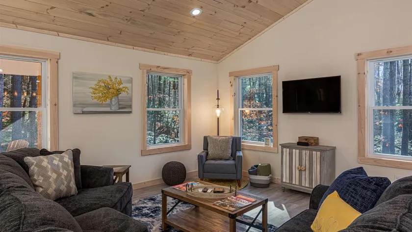 Cedar Creek Cottage in Saluda Mountains - Image 1