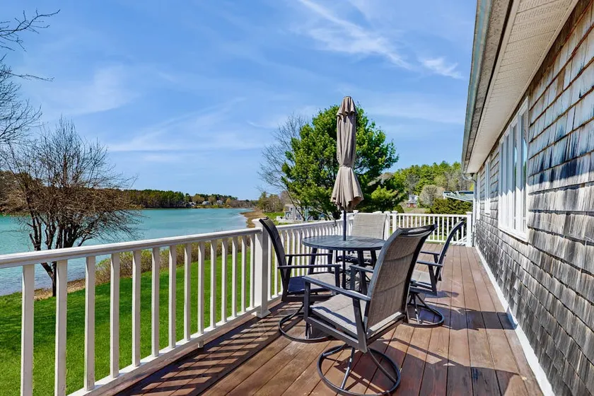 2BT Tranquil waterfront home with stunning views - Image 1