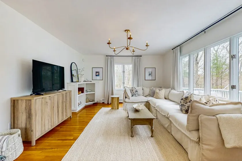 5BR Charming home near the Ocean w/ a Deck & Wifi - Image 1