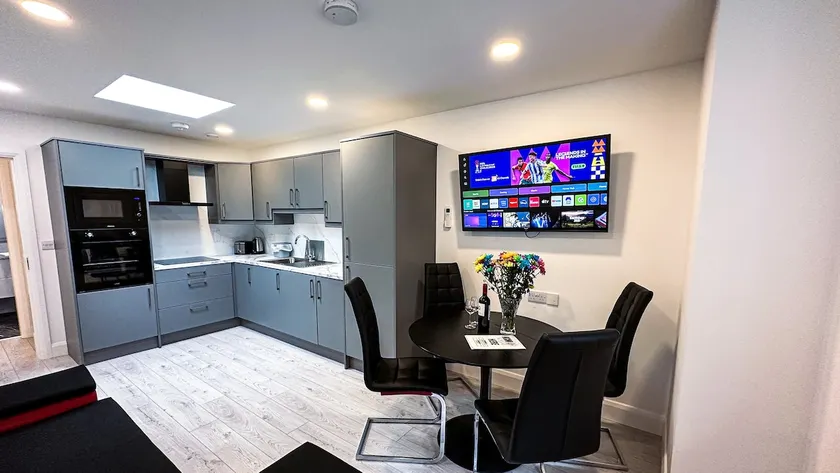 Deluxe Town Centre Apartment for 2 - Image 1