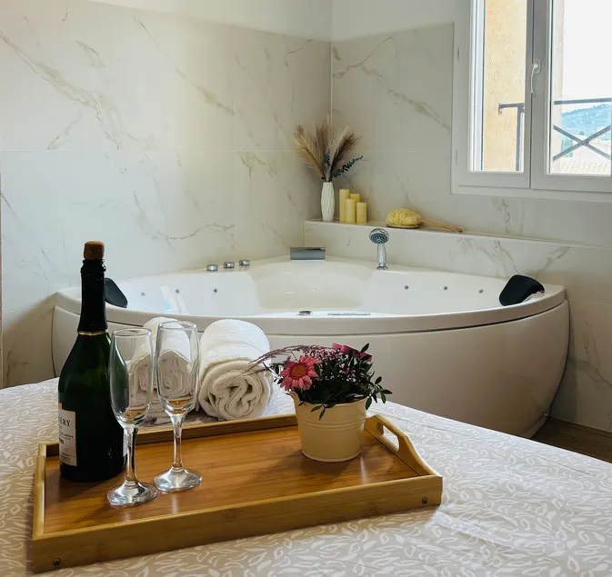 “Gîte la Calade” with a whirlpool bathtub - Image 1
