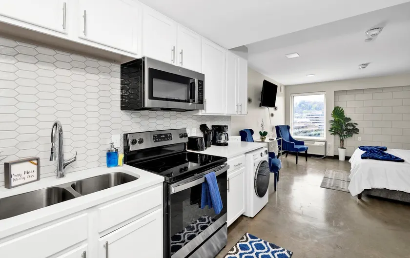 Blue & Gold Luxury Suite - Image 1