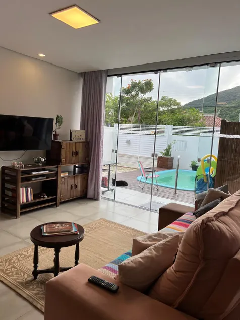 5-Star Comfort 3-Bedroom House with Private Hot Tub - Image 1