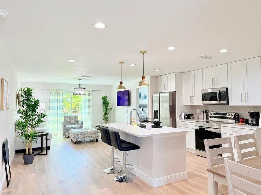 Sunshine Retreat | NEW 3/2, King Bed, and Garage - Image 1