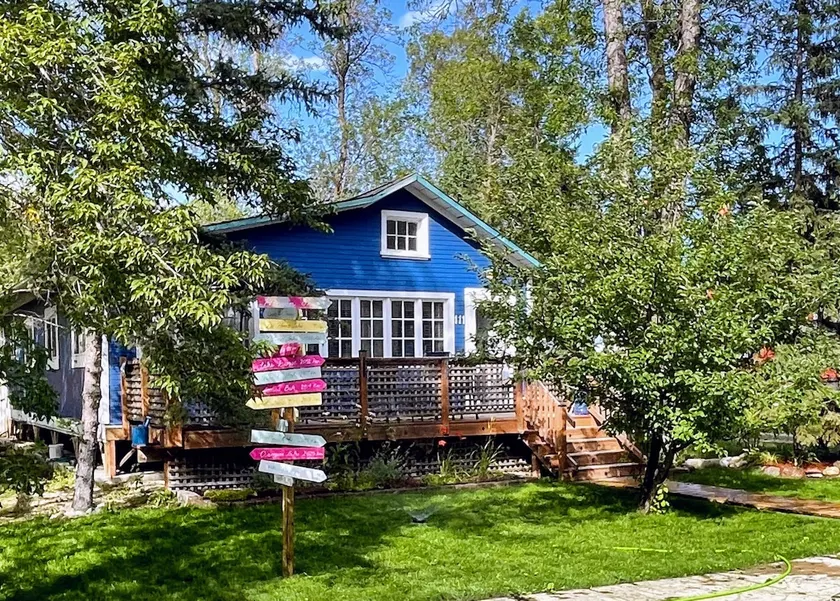 Cozy Cottage by the Pier - Image 1