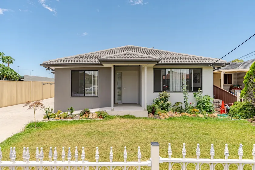 Brand new fully accessible 5 bedroom house - Image 1
