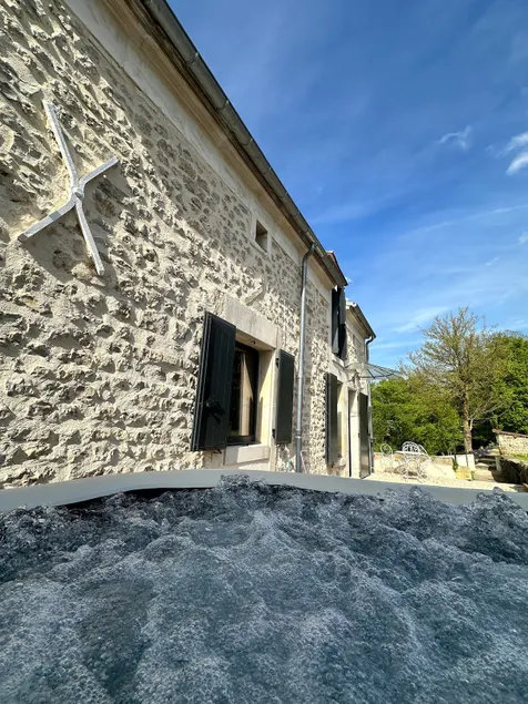 Beautiful country house with jacuzzi in season - Image 1