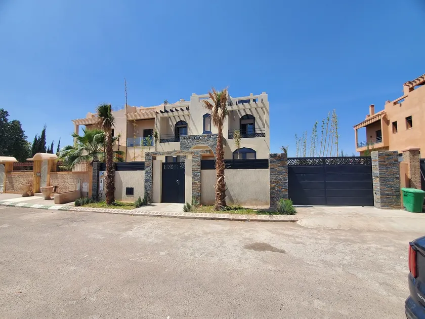 villa with pool - Image 1