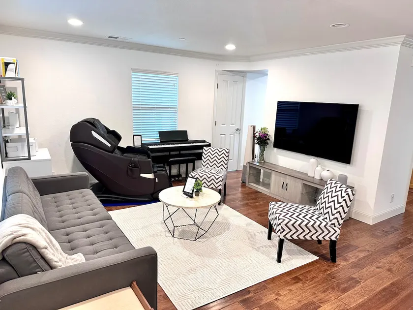 Comfy Townhouse Near Starbucks, Safeway & Shops - Image 1