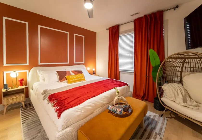 1 mi to Aquarium, 3BR townhome, pets OK, parking - Image 1