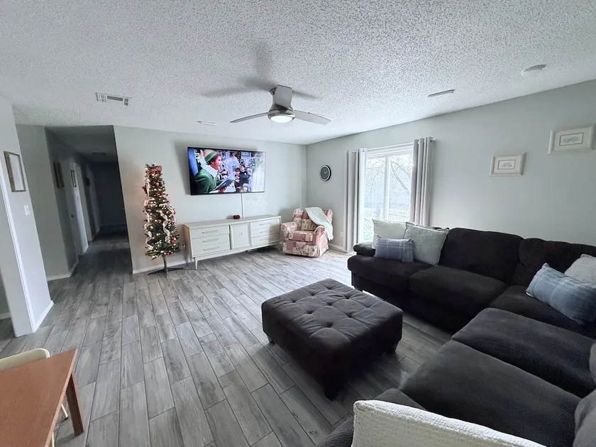 Cozy & Spacious home-away-from-home| EZ I35 access - Image 1