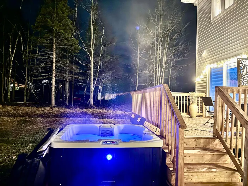 Unwind, Dine, Hot Tub & Fire Pit - Full House - Image 1