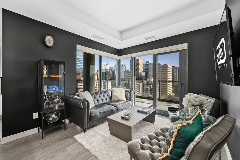 The Manhattan Lounge • Incredible Views • Parking - Image 1