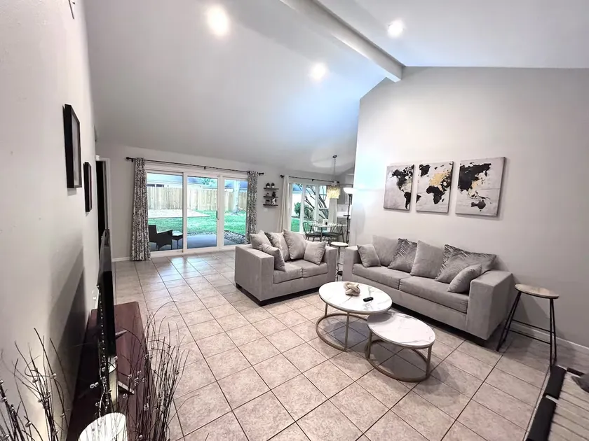 The Royal Oaks Houston Hideaway - Image 1