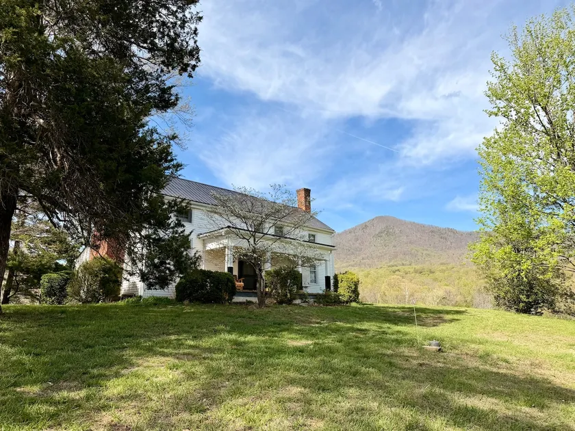 Historic Farmhouse with Mountain Views & Firepit - Image 1