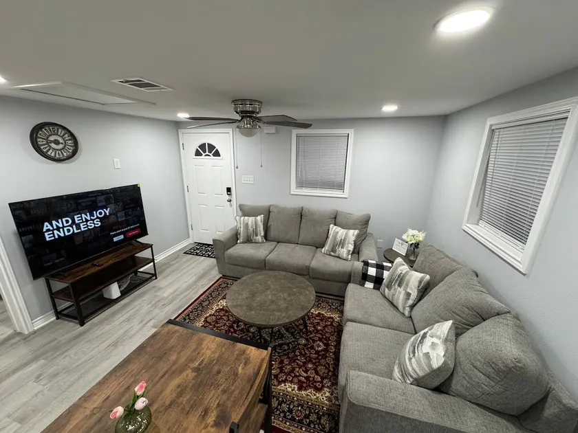 Cozy & Charming 3 bed rooms & 2 bath - Image 1
