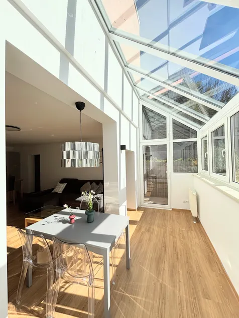 103 m² apartment with conservatory & island kitchen - Image 1