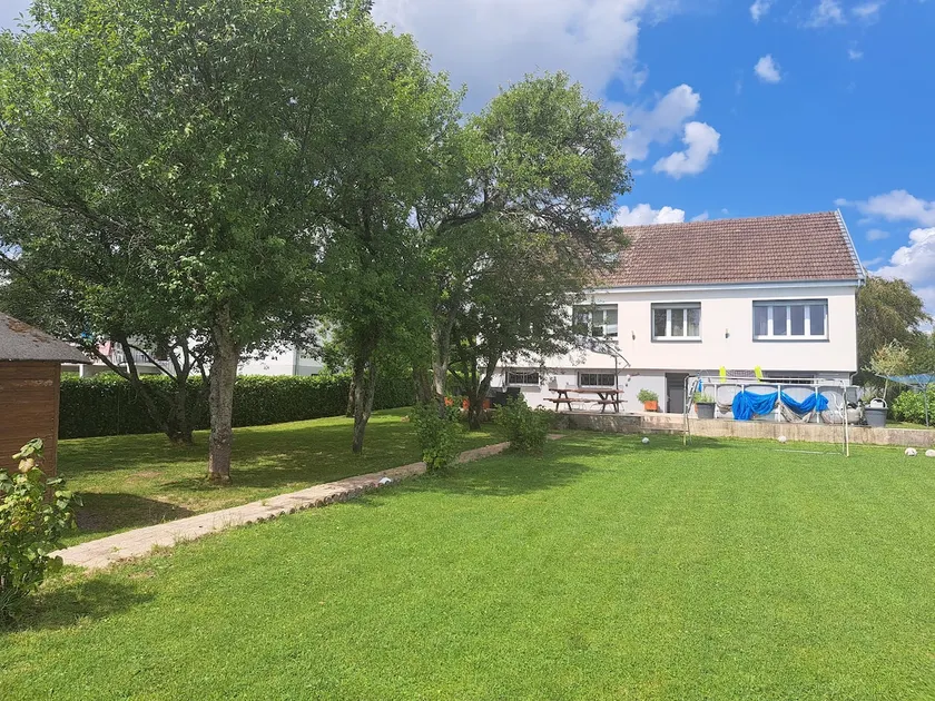 Large family home with garden, pool, games - Image 1