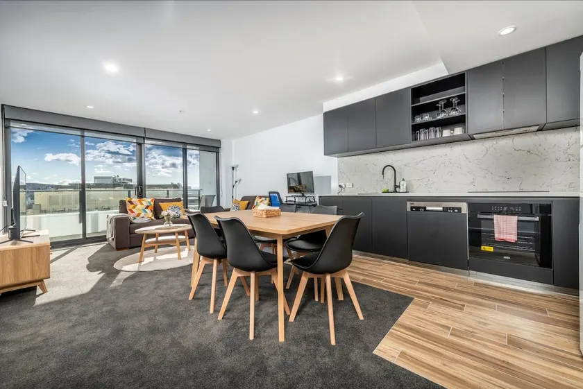 Luxury CBD Apartment, Level 14 Views, Walk to Canberra Centre & Dining & FREE PARKING - Image 1