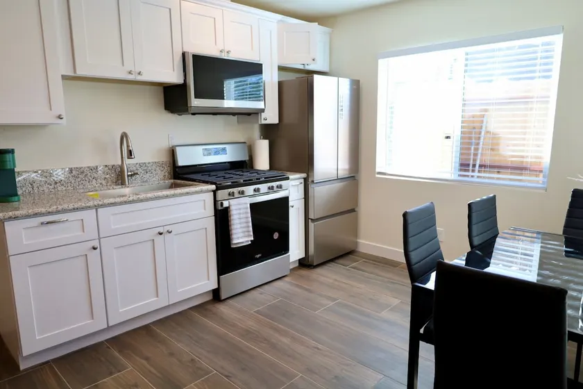 New guest house in Riverside Kingsizebed & sofabed - Image 1