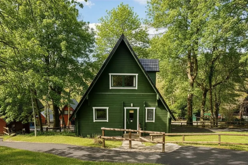 Spacious Tor View Lodge with Hot Tub in Devon - Image 1