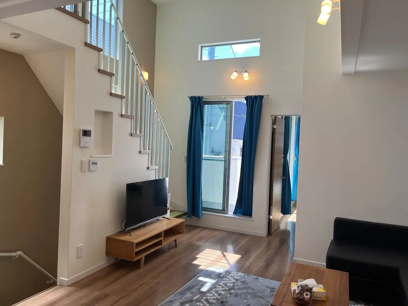 Direct to Shinjuku 1 station, atrium living room, super large entrance - Image 1