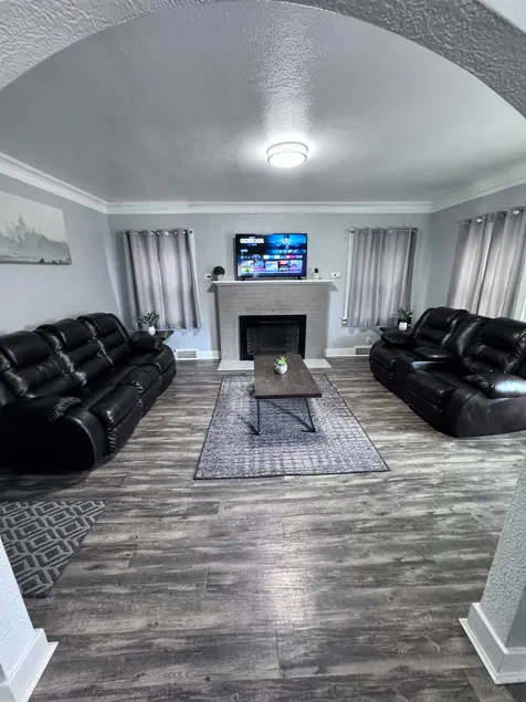 #rcozyhomes. 3 Queens 3 Bedrooms. 2 Living Rooms - Image 1