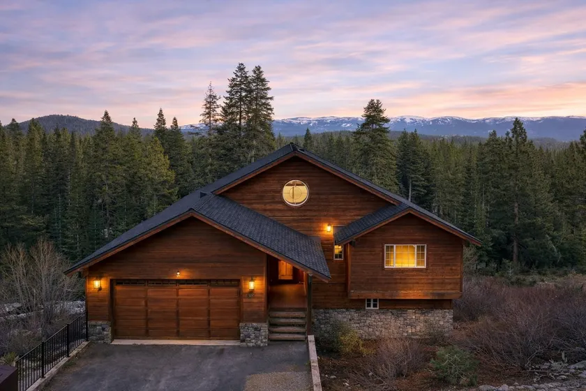 Donner Vistas: Beautiful Views, Weber BBQ, Games - Image 1