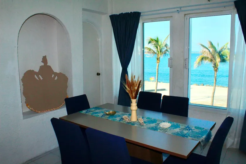 Oceanfront apartment near aquarium - Image 1