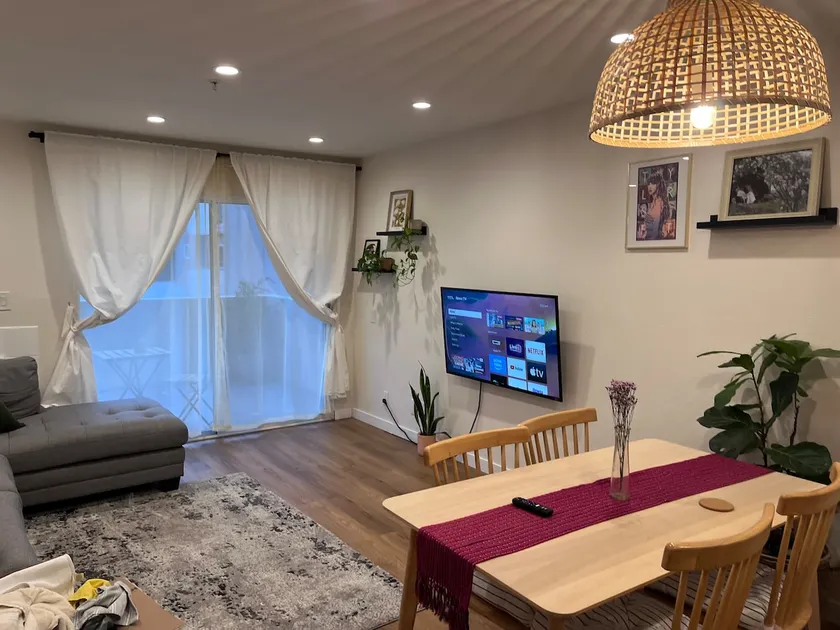 Walkable Downtown Apt - Disneyland, Pool All Year - Image 1