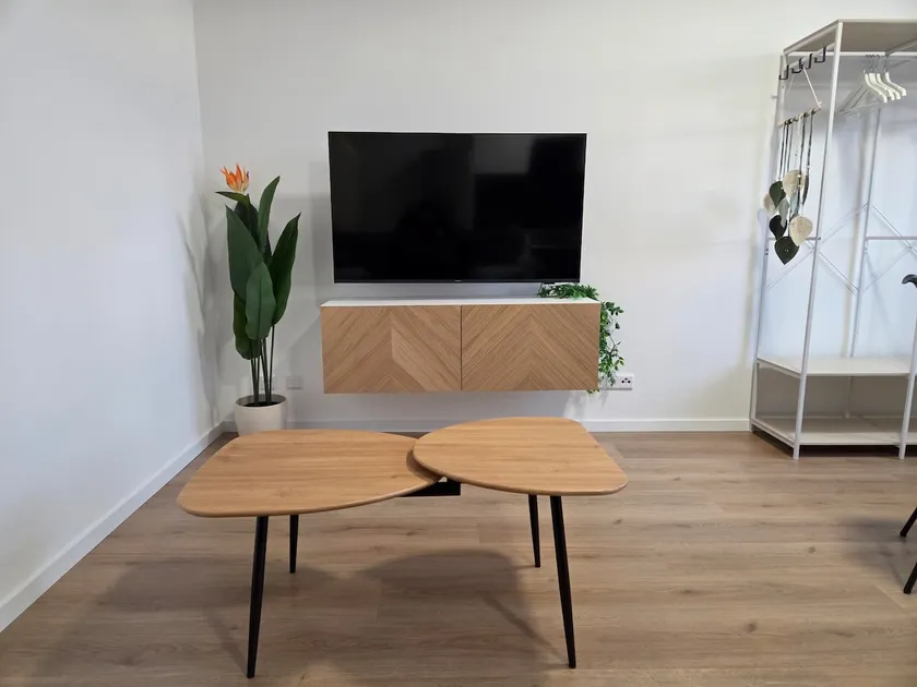 Modern Apt. Keyless Access, Parking, Home Office - Image 1