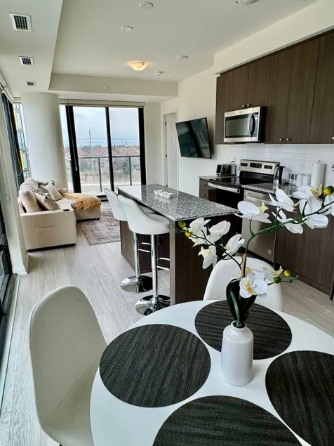 Modern Condo in Mississauga/Oakville - Image 1