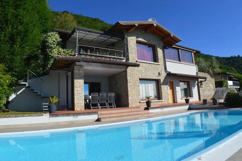 Freistehendes 4 Schlafzimmer Villa mit herrlichem Blick auf den See und einen privaten Pool - Image 1